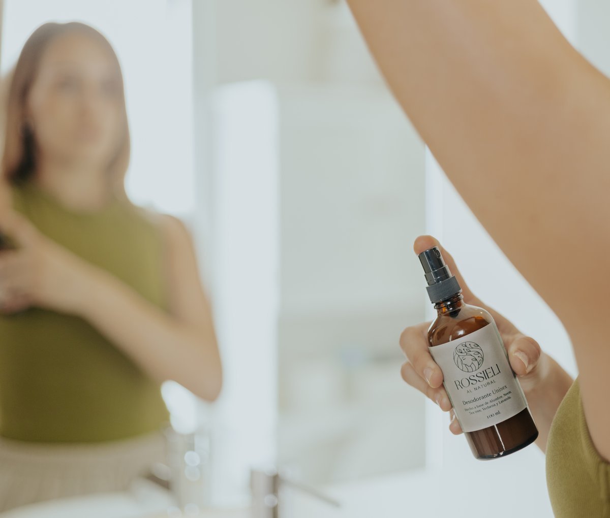 Mujer aplicándose el Desodorante Original de Rossieli Al Natural